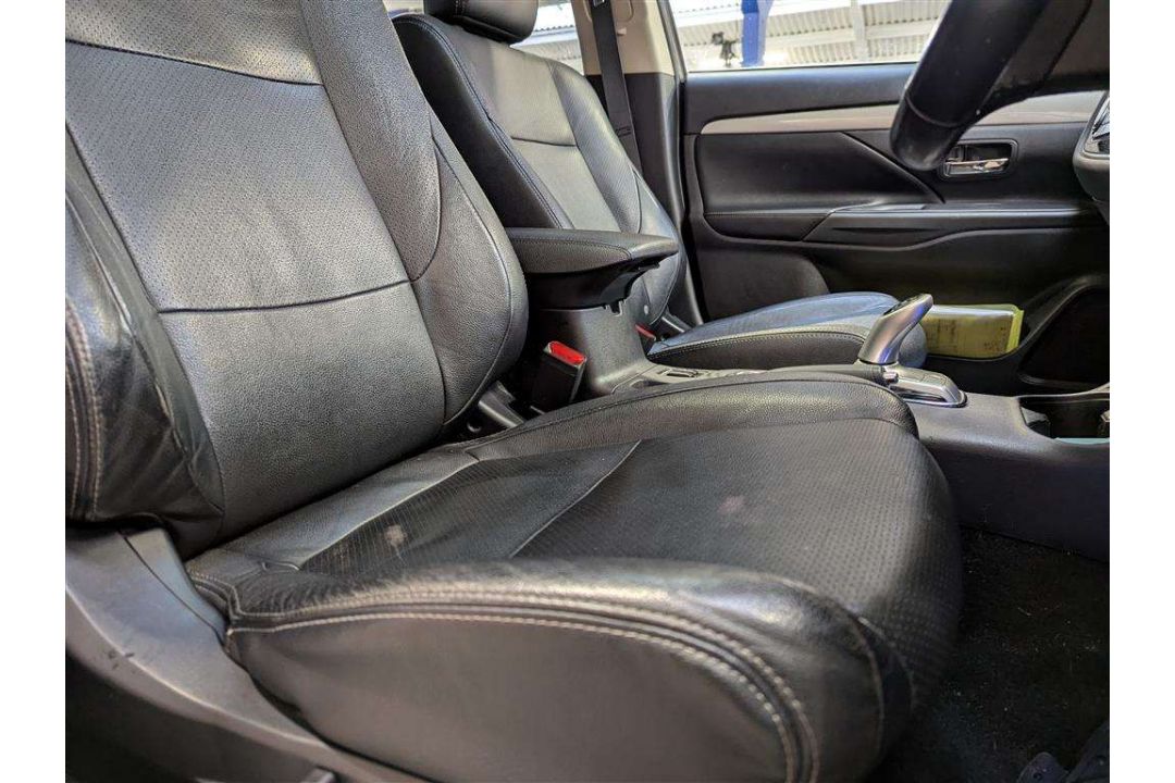 2015 MITSUBISHI OUTLANDER GX 4HS PHEV AUTO - Image 16 of 30