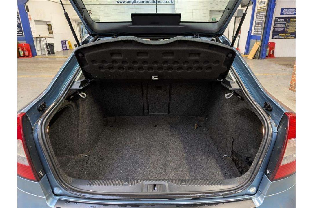 2010 SKODA OCTAVIA ELEGANCE TDI - Image 8 of 30