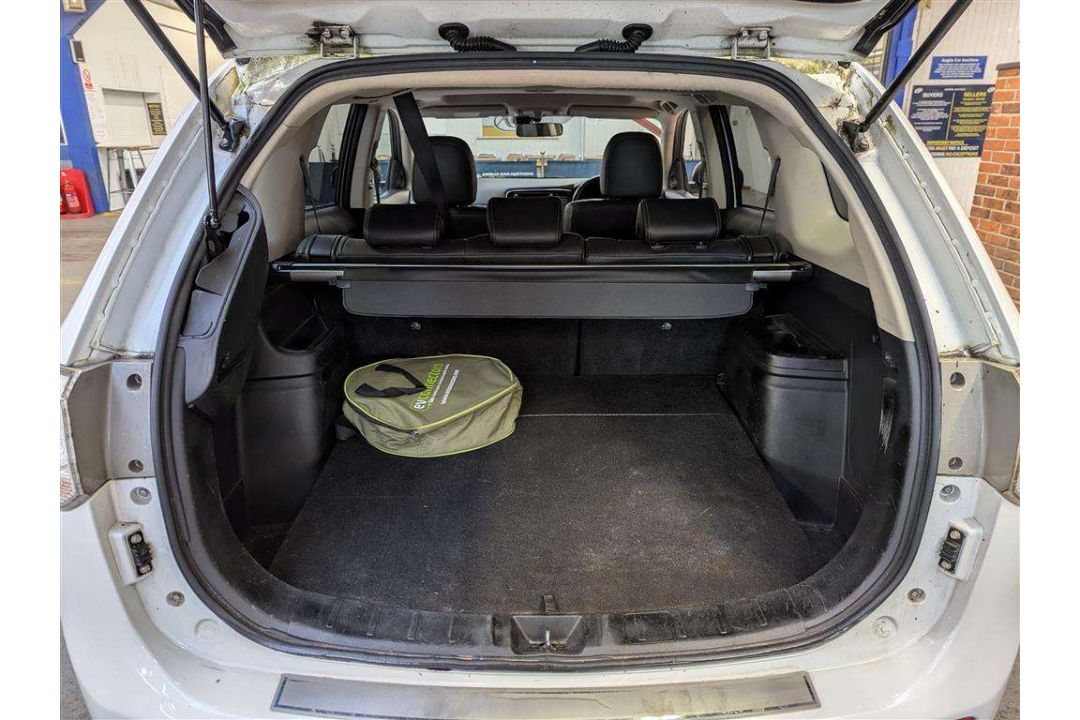 2015 MITSUBISHI OUTLANDER GX 4HS PHEV AUTO - Image 8 of 30