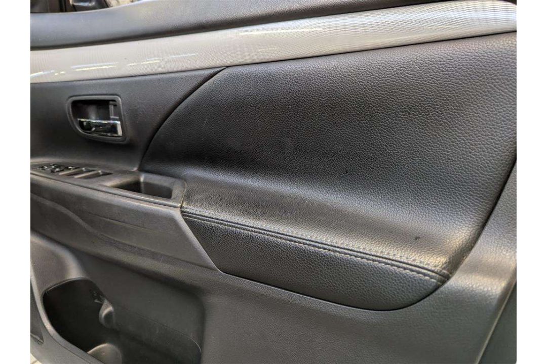 2015 MITSUBISHI OUTLANDER GX 4HS PHEV AUTO - Image 17 of 30