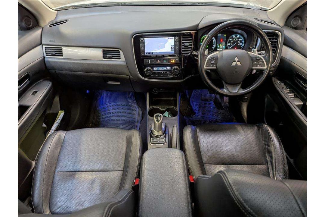 2015 MITSUBISHI OUTLANDER GX 4HS PHEV AUTO - Image 7 of 30