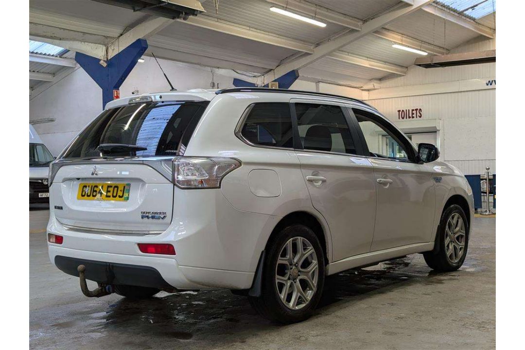 2015 MITSUBISHI OUTLANDER GX 4HS PHEV AUTO - Image 6 of 30