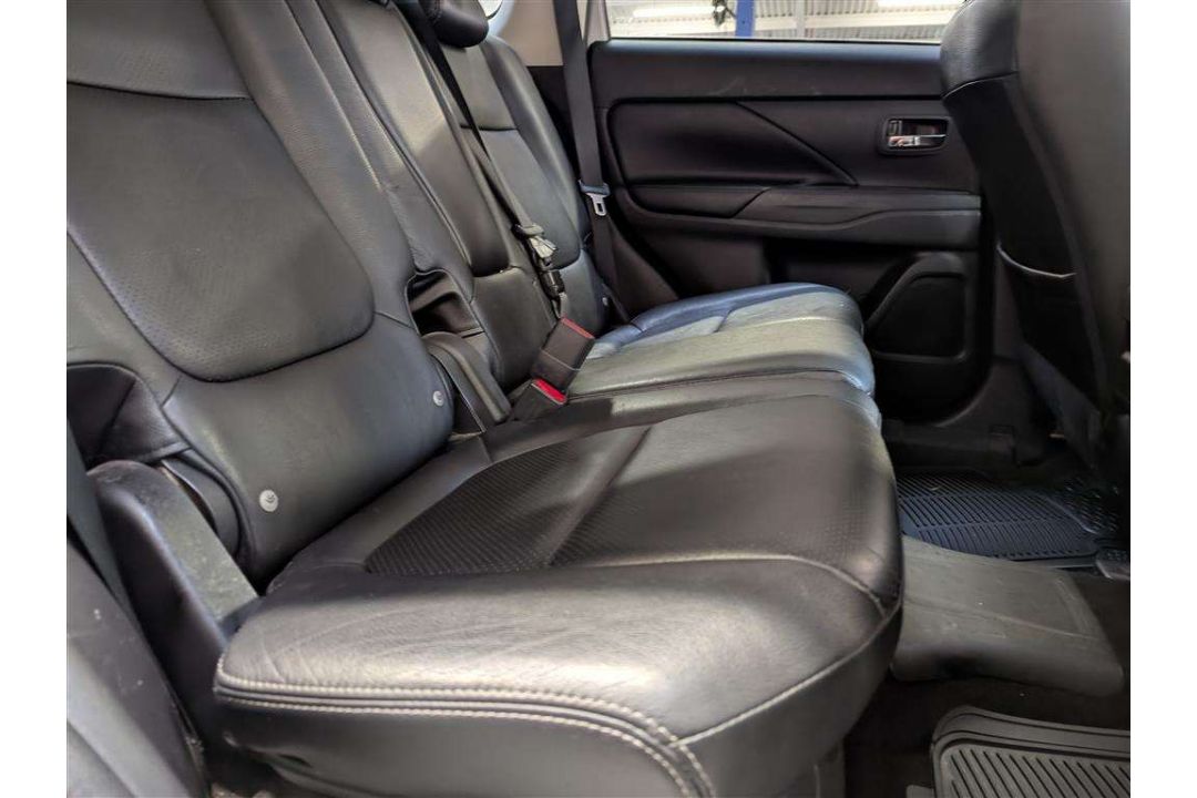 2015 MITSUBISHI OUTLANDER GX 4HS PHEV AUTO - Image 15 of 30