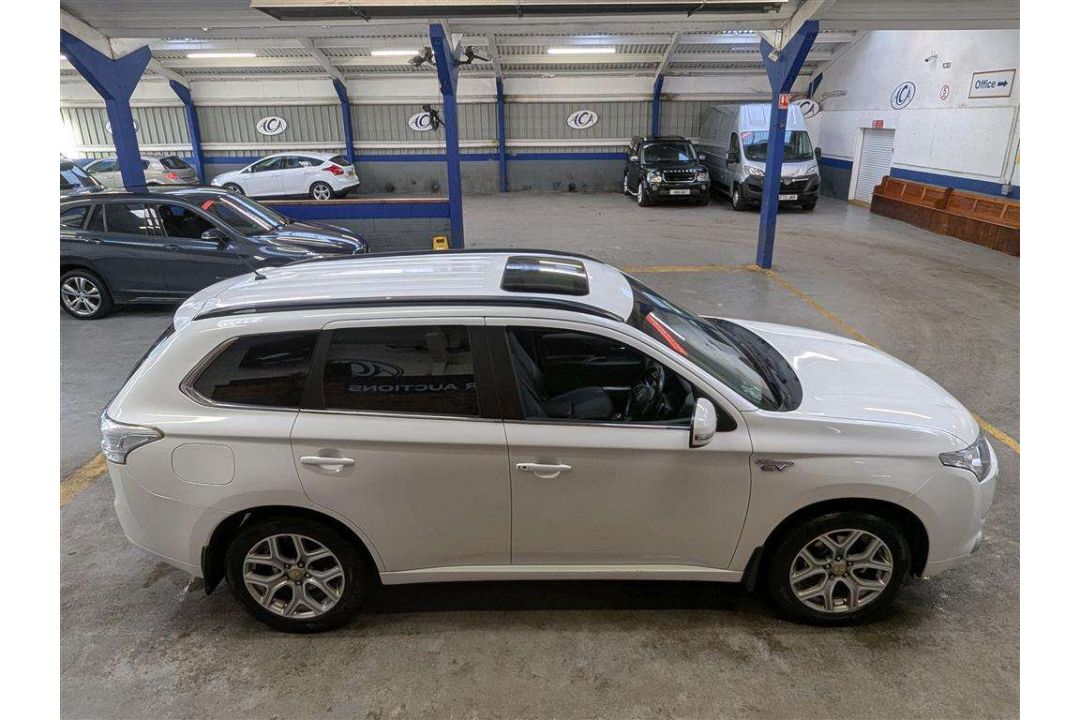 2015 MITSUBISHI OUTLANDER GX 4HS PHEV AUTO - Image 29 of 30
