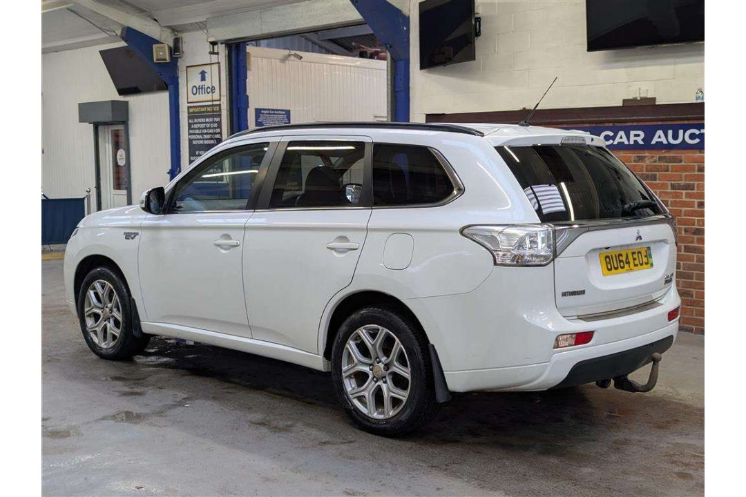 2015 MITSUBISHI OUTLANDER GX 4HS PHEV AUTO - Image 4 of 30