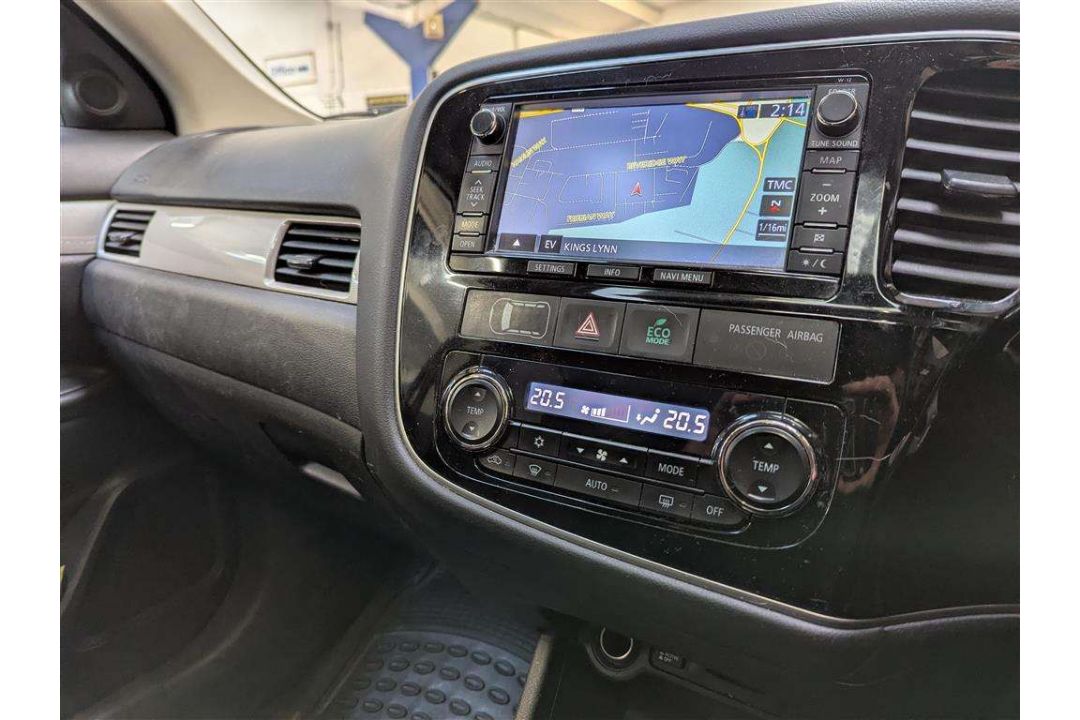 2015 MITSUBISHI OUTLANDER GX 4HS PHEV AUTO - Image 18 of 30