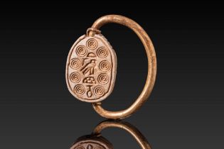 EGYPTIAN HIGH KARAT GOLD RING WITH STEATITE SCARAB WITH CONCENTRIC CIRCLES