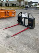 UNUSED 2025 LANDHONOR BALE SPEARS ATTACHMENT MODEL BS-12-2500G FOR UNIVERSAL SKID STEER **FREE LOAD