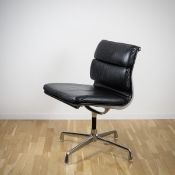 Vitra Eames Soft Pad Chair EA 205 in Leder schwarz