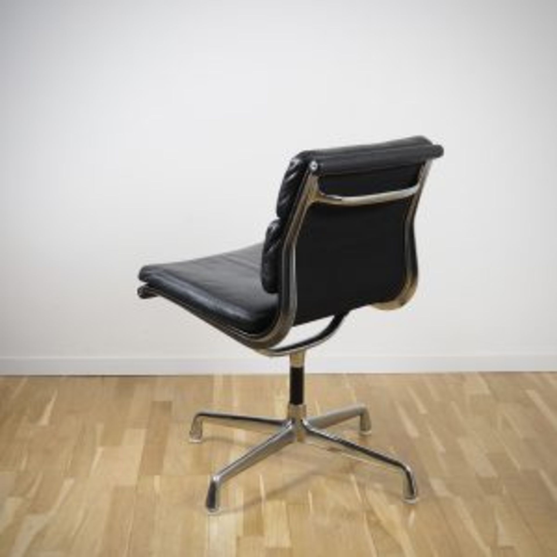 Vitra Eames Soft Pad Chair EA 205 in Leder schwarz - Bild 2 aus 2