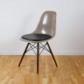 Vitra Eames Fiberglass Side Chair DSW von Herman Miller