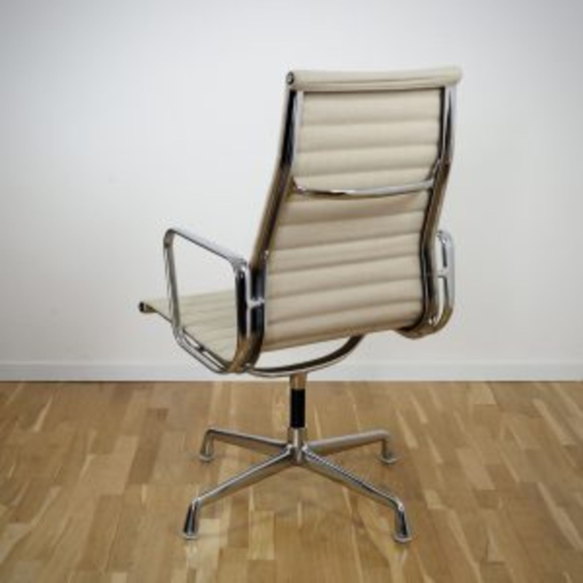 Vitra Eames Alu Chair EA 112 in Hopsack beige - Bild 3 aus 3