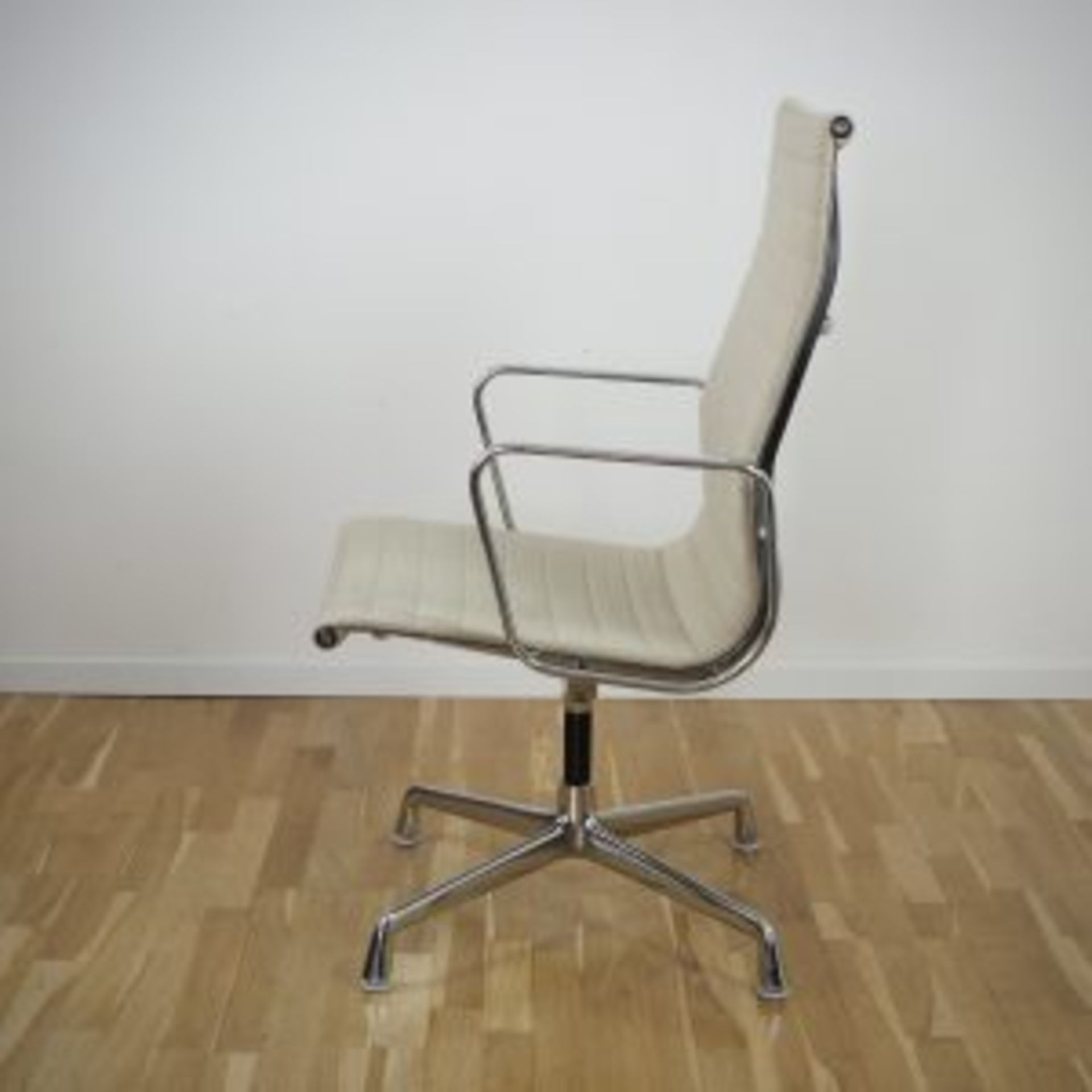 Vitra Eames Alu Chair EA 112 in Hopsack beige - Bild 2 aus 3