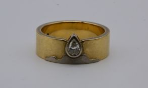 18K Gelbgold Ring mit Tropfenformigen Diamant