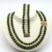 3-rhg. Collier und 3-rhg. Armband mit jeweils 2 Jadekugelsträngen und 1 Perlenstrang, goldene Schlö
