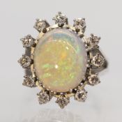 Cocktail-Ring mit Opal-Cabochon ca. 17,1 ct und 12 Brillanten, zus. ca. 0,8 ct, 80er Jahre