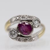 Ring mit Rubin ca. 1 ct, 2 Brillanten, zus. ca. 0,3 ct, und 6 kleinen Altschliff-Diamanten, 1. H. 2