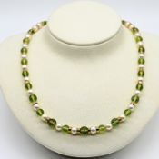 Collier mit Akoya-Perlen, Olivin-Peridot-Kugeln und goldenen Zwischengliedern, 90er Jahre