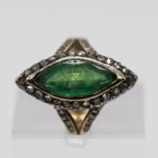 Marquise-Ring mit Smaragd ca. 2,6 ct, 16 Melee- & 25 Melee-Altschliff-Diamanten, zus. ca. 0,26 ct, 