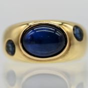 Massiver Bandring mit Saphir-Cabochon und 2 Saphiren, Goldschmiedearbeit NM, 21. Jh.