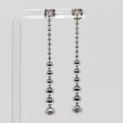 Paar lange Ohrgehänge mit 2 Brillanten, zus. ca. 0,3 ct, Juwelierarbeit, 21. Jh.