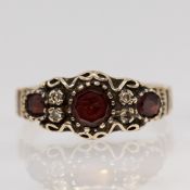 Ring mit 3 roten Farbsteinen und 4 kleinen Diamantrosen, orientalische Goldschmiedearbeit, 20. Jh.