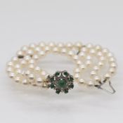 3-reihiges Perlenarmband mit weißgoldenem Schloss, 1 Smaragd-Cabochon, 8 kleinen Smaragden und 8 kl