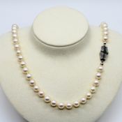 Akoya-Perlenkette mit weißgoldener Schließe und 3 Smaragd-Cabochons, 60er Jahre