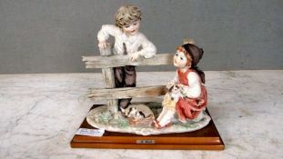 Porzellanfigur auf Holzplinte, Junge &