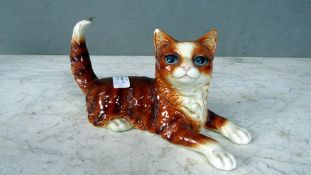 Porzellanfigur liegende Katze