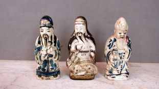 Drei Keramikfiguren asiatisch