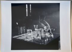 Pietro DONZELLI (1915-1998), Photographie mit verschiedenen Gläsern auf einem Tisch, Stilleben,