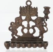 Chanukka-Leuchter, Messingbronze. Bankförmiger Leuchter. Acht längliche Lichtpfannen mit vier
