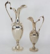 Zwei schlanke, elegante Schenkkannen, Silber