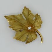 1 Brosche "Blatt" GG 14ct. mit kleinen Brillanten ca. 0,05ct. 
