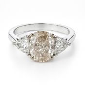 18K gold ring with an elliptical diamond