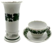 Vase und Mokkatasse