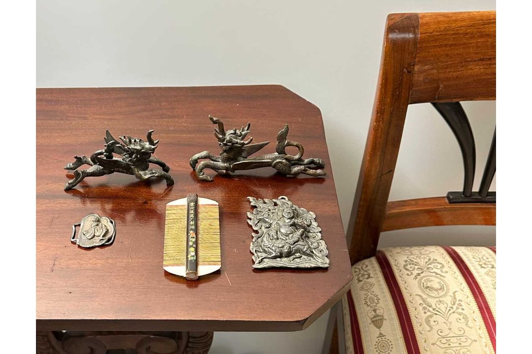 Asiatika Konvolut Amulet Gandhanra, Gürtelschnalle, 2 Drachen und Kamm, wohl China - Bild 2 aus 12