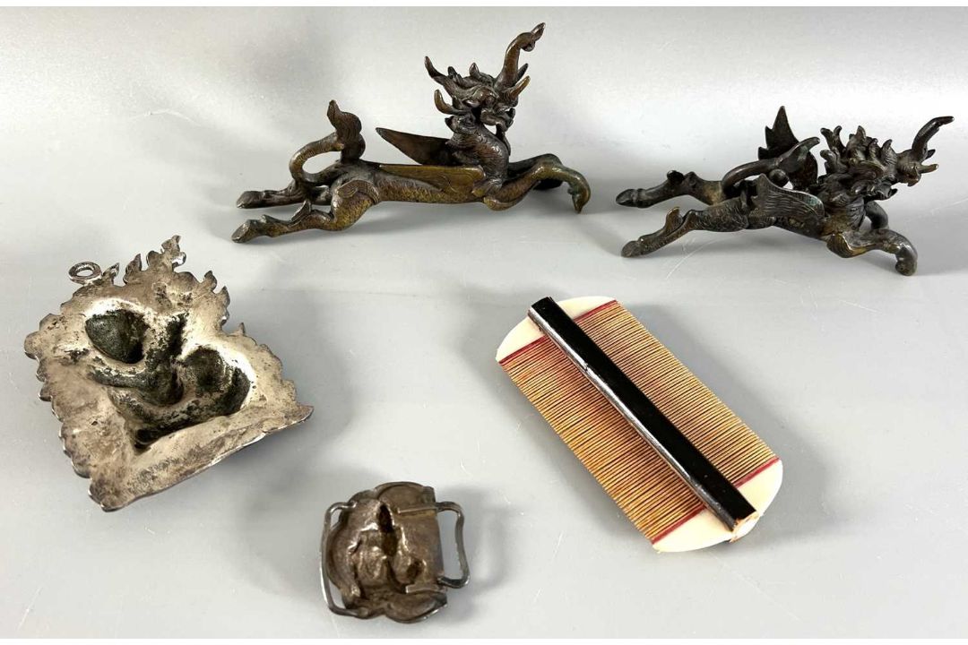 Asiatika Konvolut Amulet Gandhanra, Gürtelschnalle, 2 Drachen und Kamm, wohl China - Bild 4 aus 12