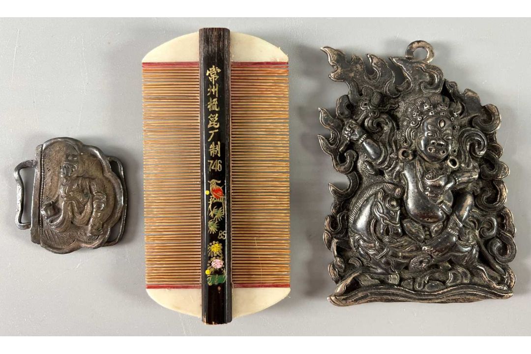 Asiatika Konvolut Amulet Gandhanra, Gürtelschnalle, 2 Drachen und Kamm, wohl China - Bild 5 aus 12