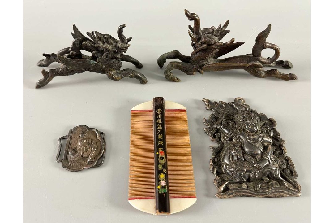 Asiatika Konvolut Amulet Gandhanra, Gürtelschnalle, 2 Drachen und Kamm, wohl China - Bild 1 aus 12