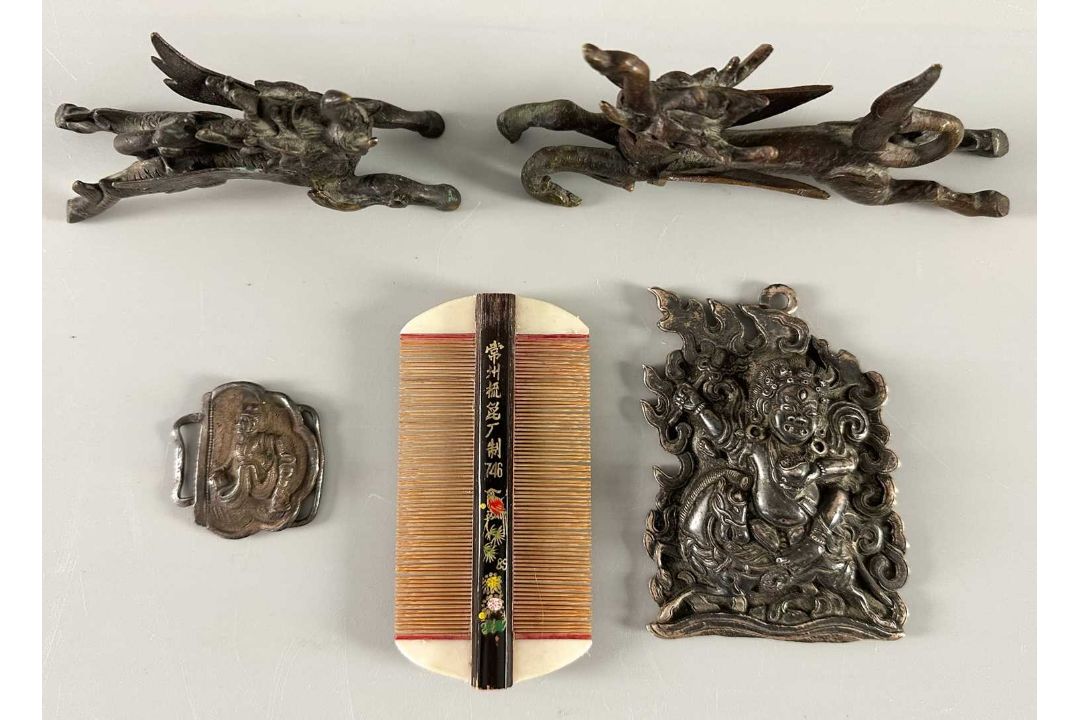 Asiatika Konvolut Amulet Gandhanra, Gürtelschnalle, 2 Drachen und Kamm, wohl China - Bild 3 aus 12
