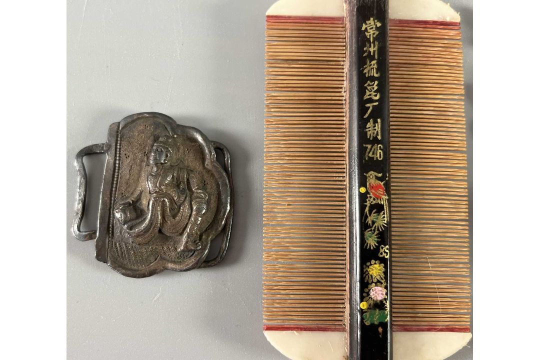 Asiatika Konvolut Amulet Gandhanra, Gürtelschnalle, 2 Drachen und Kamm, wohl China - Bild 6 aus 12