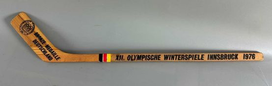 Memorabilia Eishockey Hockeyschläger mit Autogrammen Innsbruck Olympia 1976 Deutschland, ca.66cm