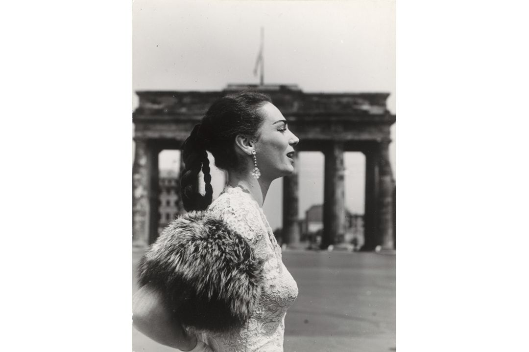 Klebig, Robert (Bob): Model vor dem Brandenburger Tor