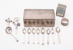 A mixed group of silver, comprising a si