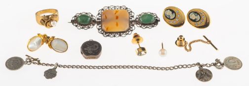 A mixed group of jewellery, including a