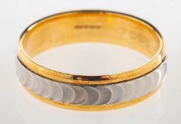 An 18ct gold wedding ring, of bi-colour, UK hallmark, size V1/2, 7.8grams.