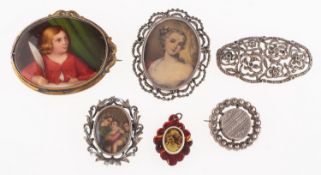 An interesting mixed group of jewellery,