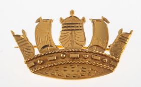A Royal Navy Dartmouth College badge brooch, marked 585 to verso, length approx. 3.0cm, 7.0grams.
